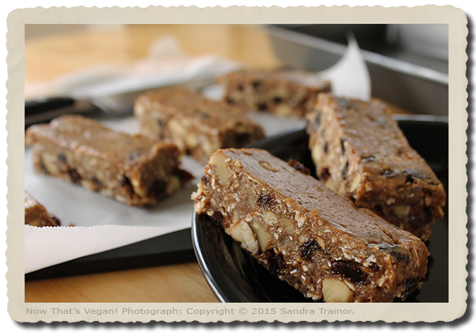 A recipe for naturally sweetened enrgy bars with apples and cinnamon.