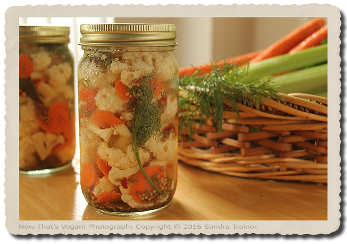 Sliced cauliflower and carrots, pickled in vinegar with garlic, dill, and seeds.